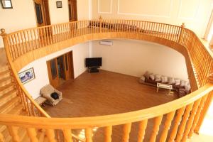uma vista superior de uma sala de estar com uma escada em espiral de madeira em Villa on Fetali Khan em Quba
