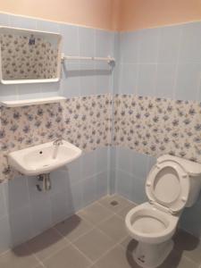 Kylpyhuone majoituspaikassa Pornsomkit room