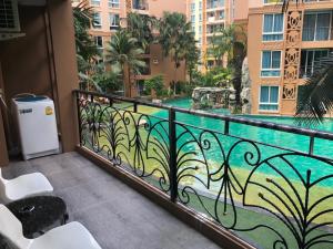 Bazén v ubytování Atlantis Condo Resort jomtien nebo v jeho okolí