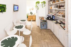 フィレンツェにあるEco Urban B&Bのキッチン(白いテーブル、白い椅子付)