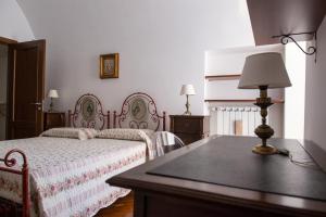 una camera con letto e tavolo con lampada di Palazzina Porta di Mare a Bisceglie