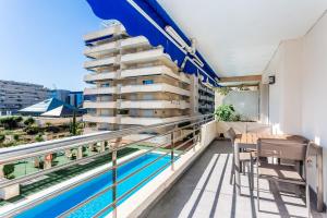 Bazén v ubytování by RIVA - Gorgeous 2 Bedroom Apartment in Centre of Puerto Banus nebo v jeho okolí