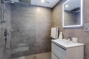 Koupelna v ubytování by RIVA - Gorgeous 2 Bedroom Apartment in Centre of Puerto Banus