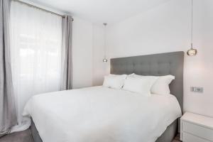 Posteľ alebo postele v izbe v ubytovaní by RIVA - Gorgeous 2 Bedroom Apartment in Centre of Puerto Banus + 11 fotografií