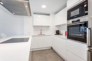 Kuchyň nebo kuchyňský kout v ubytování by RIVA - Gorgeous 2 Bedroom Apartment in Centre of Puerto Banus