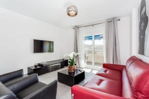 TV a/nebo společenská místnost v ubytování by RIVA - Gorgeous 2 Bedroom Apartment in Centre of Puerto Banus