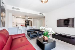 Kuchyň nebo kuchyňský kout v ubytování by RIVA - Gorgeous 2 Bedroom Apartment in Centre of Puerto Banus