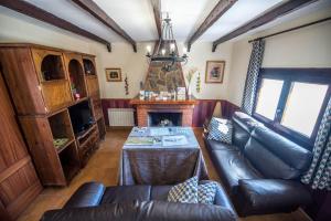 ein Wohnzimmer mit einem Sofa und einem Tisch in der Unterkunft Las Huertas in Monachil