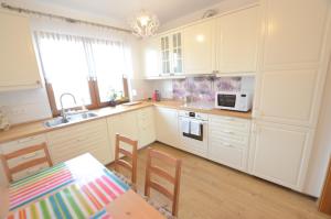Kuchyňa alebo kuchynka v ubytovaní Apartament Malta Poznań