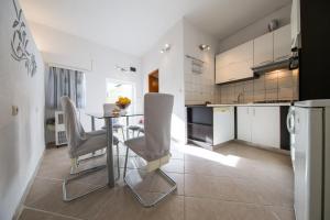 Kuchyň nebo kuchyňský kout v ubytování Strma Apartments