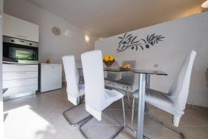 Kuchyň nebo kuchyňský kout v ubytování Strma Apartments