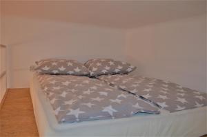 uma cama com duas almofadas em cima em Apartament Meiselsa 2. em Cracóvia