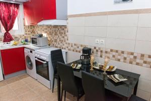 Kuchyň nebo kuchyňský kout v ubytování Lianos Apartments Business Class A