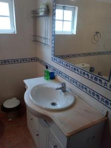 un bagno con lavandino e specchio di Casa do avô Teixeira a Sesimbra Altre 23 foto