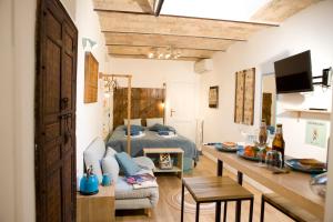 ein Schlafzimmer mit einem Bett und einem Schreibtisch in einem Zimmer in der Unterkunft Private Modern Studio Paolina City Center in Rom