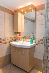 Koupelna v ubytování Lianos Apartments Business Class A