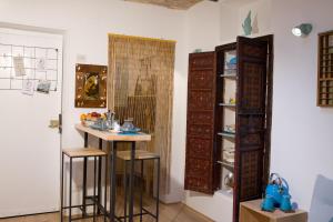 cocina con encimera y taburetes en una habitación en Private Modern Studio Paolina City Center, en Roma