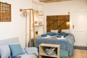 ein Schlafzimmer mit einem Bett mit blauen Kissen und einem Stuhl in der Unterkunft Private Modern Studio Paolina City Center in Rom