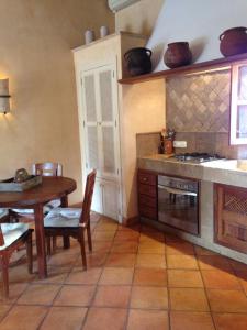 A kitchen or kitchenette at Ses llimoneres