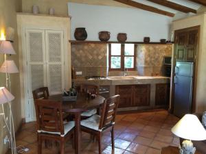 A kitchen or kitchenette at Ses llimoneres