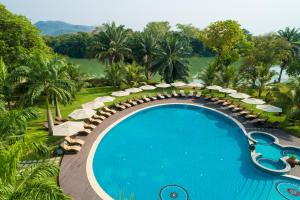 einen Blick über den Pool eines Resorts in der Unterkunft The Royal Senchi Hotel and Resort in Akosombo