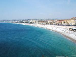 an aerial view of a beach with umbrellas and chairs at Appartement moderne 4p hypercentre de nice in Nice