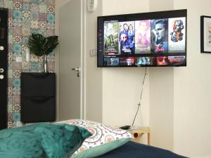 um quarto com uma televisão pendurada na parede em Apartament Studio 220 em Biała Podlaska