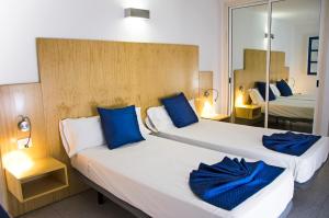 
Een bed of bedden in een kamer bij Ereza Apartamentos Los Hibiscos
