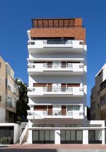 Edificio alto de color blanco con balcón en Mr. Ben Yehuda - By TLV2GO, en Tel Aviv