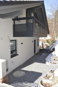 a building with a balcony on the side of it at Gästehaus am Riedweg in Garmisch-Partenkirchen