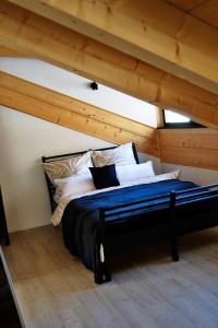 ein Schlafzimmer mit einem Bett im Dachgeschoss in der Unterkunft Gästehaus am Riedweg in Garmisch-Partenkirchen