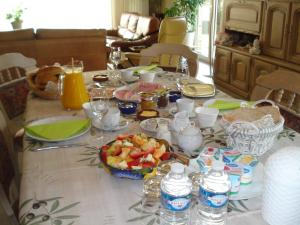 una mesa con comida y bebidas. en Auro'ra, en Zedelgem