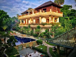 גינה חיצונית ב-Villa Alba Bali Dive Resort