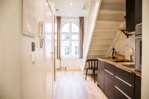 cocina con fregadero y ventana en Maya Apartments - Thorvald Meyers gt. 38, en Oslo