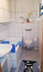 bagno bianco con lavandino e servizi igienici di Ferienwohnung Gladbeck-Rohde a Gladbeck