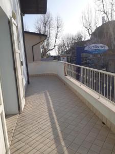 切爾維亞的住宿－Residence Onda Blu，带有白色栏杆的建筑的阳台