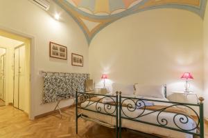a bedroom with a bed and a ceiling at Casa Cornacchie - FromHometoRome in Rome