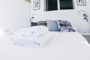 サンアグスティンにあるDreamy Sea View Accommodation Gran Canariaの白いベッド(タオル付)