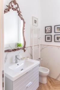 La salle de bains blanche est pourvue d'un lavabo et de toilettes. dans l'établissement Menabrea 33 - stylish apartment!, à Milan