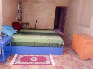 a small bedroom with a bed and a table at Amerdoul in Icht