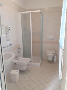 y baño con ducha, aseo y lavamanos. en Residence Onda Blu en Cervia