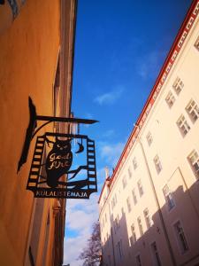 een bord voor een restaurant aan de zijkant van een gebouw bij Godart Rooms Guesthouse in Tallinn