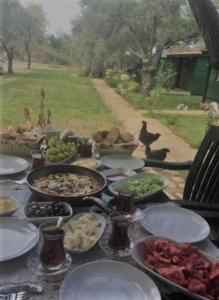 Una mesa cubierta con platos y cuencos de comida en My Bungalov, en Mesudiye 45 fotos más