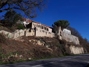 een gebouw op een heuvel naast een weg bij Villa du Cerf Thibault in Le Blanc