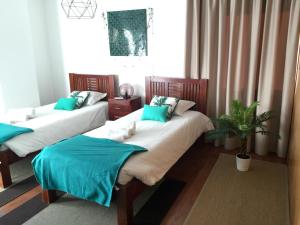 een kamer met 2 bedden en een potplant bij DaLagoa Charm Villa Pool Beach in Vau +24 foto's