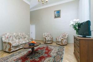 Televízia a/alebo spoločenská miestnosť v ubytovaní Great one bed on Mykhaylovskaya str