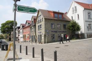 un letrero de la calle al lado de una calle con edificios en Ferienwohnung zum Yachthafen, en Waren