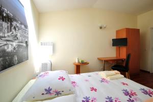 1 dormitorio con cama y escritorio. en AL-Tour, en Gdynia