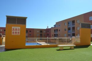 Bazén v ubytovaní Apartamento Vacacional Relax frente al mar alebo v jeho blízkosti