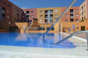 Bazén v ubytovaní Apartamento Vacacional Relax frente al mar alebo v jeho blízkosti